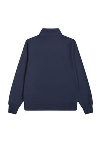 Jersey azul marino, hecho de una tela suave. Presenta un cuello alto, mangas largas y puños y dobladillo acanalados. Diseño limpio y sencillo.