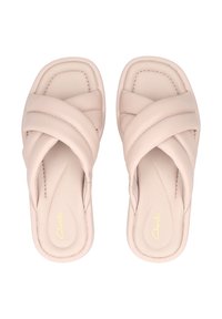 Ljusrosa sandaler med ett korsremdesign, mjukt vadderat material, platt sula och sydda detaljer. Lämpliga för avslappnad användning.
