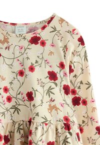 Beżowa sukienka z długim rękawem w czerwono-różowy kwiatowy i mały brązowy wzór jelenia, okrągły dekolt i marszczona talia.