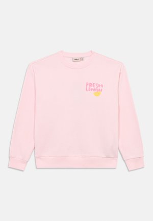 Pink sweatshirt lavet af blødt stof med rund halsudskæring og lange ærmer. Den har en logografik med teksten "FRESH LEMON" på brystet.