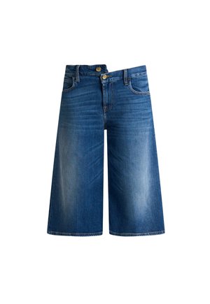 Pantaloncini culotte in denim blu con gambe larghe, bottone frontale, chiusura con cerniera e tasche anteriori e posteriori.