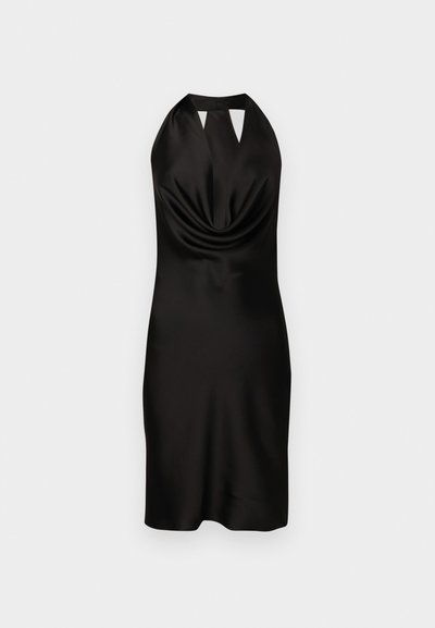 Juoda satino halterio suknelė su drapiruota priekiu, prigludusia siluetu ir išpjova prie kaklo, siekianti iki vidurinės šlaunies.