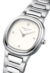 Reloj octogonal en tono plata con una esfera blanca, números romanos y una correa de metal texturizada que presenta acabados pulidos y cepillados.