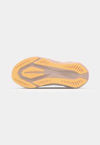 Suela de zapato con parte superior beige, suela de goma texturizada en naranja, que presenta un patrón de tracción distintivo y secciones reforzadas para mejorar la adherencia.