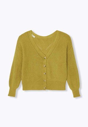 Cardigan en tricot vert moutarde avec un décolleté en V profond, six boutons sur le devant et des manches bouffantes, présentant un motif côtelé texturé.