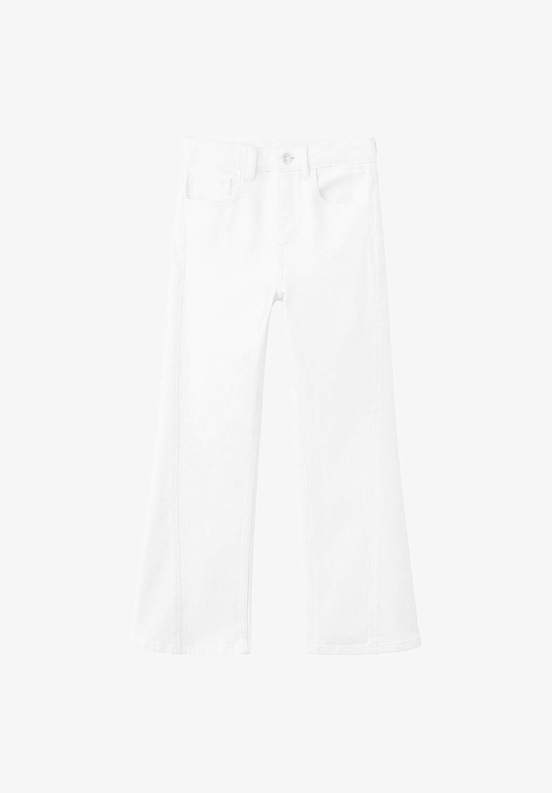 Blugi evazați din denim alb, cu design clasic cu cinci buzunare, prevăzuți cu închidere cu nasturi și cusături vizibile de-a lungul cusăturilor.