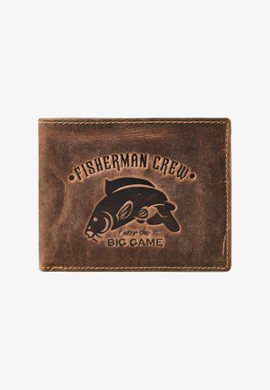 Cartera de cuero marrón con bordes cosidos, grabada con un gráfico de un pez y el texto "Fisherman Crew" y "Enter the Big Game."