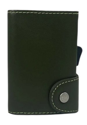 Portafoglio in pelle nera con cuciture bianche e chiusura a bottone a pressione con emblema metallico circolare.