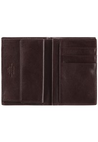 Portafoglio in pelle marrone con più scomparti per carte e un design aperto. Texture liscia con dettagli di cucitura sottili. Branding minimalista impresso all'interno.