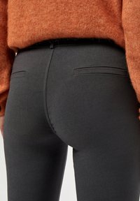 Minus MICARMA PANTS 7/8 - Chinos tipa bikses - dark grey