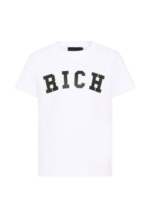 T-shirt bianca a maniche corte con grandi lettere nere a blocchi che formano la parola "RICH" sul petto.