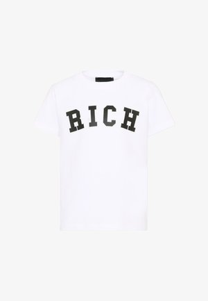 Biała koszulka z krótkim rękawem z dużymi czarnymi literami blokowymi, które tworzą napis „RICH” na piersi.