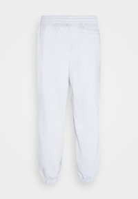 Světle šedé tepláky s elastickým pasem, zúženými manžetami a zadní kapsou na pravé straně, vyrobené z měkké tkaniny.