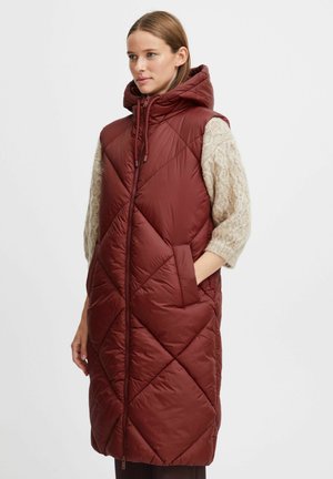 Gilet sans manches matelassé bordeaux avec capuche, motif en losanges, poches latérales et zip à l'avant. Isolation légère et texture lisse.
