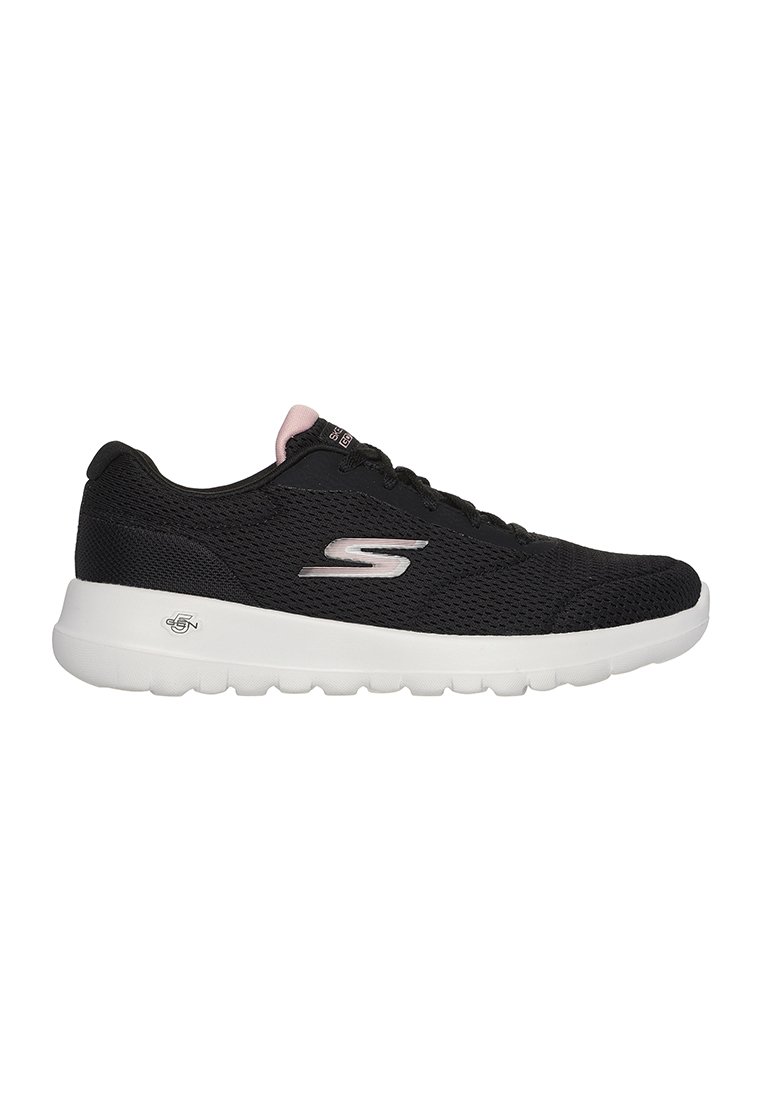 Zapatilla deportiva de malla negra con acentos rosas, puntera redondeada, diseño con cordones y una suela de goma blanca acolchada para mayor comodidad y soporte.