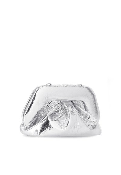 Borsa a pochette metallic silver con una texture morbida e rugosa, caratterizzata da una forma arrotondata e un design a pieghe. Include una chiusura a scatto superiore.