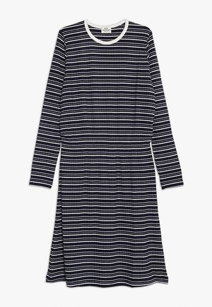 Granatowa sukienka o długości do kolan z długim rękawem, cienkimi białymi poziomymi paskami i okrągłym, białym dekoltem.