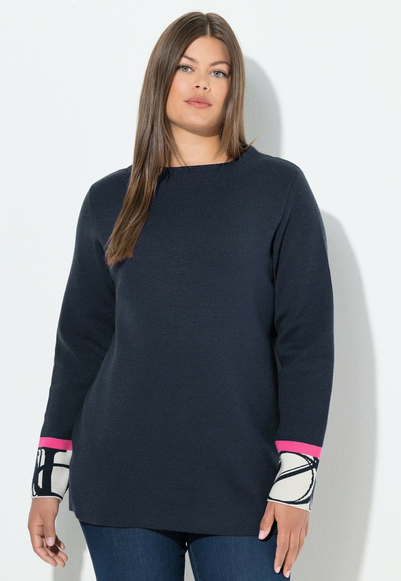 Navy Pullover mit lockerer Passform, ausgestattet mit bunten gemusterten Bündchen in Pink und Creme. Der Stoff wirkt weich und hat eine glatte Textur.