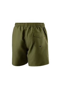 Pantaloni da bagno verde oliva con vita elastica, dotati di una tasca posteriore con bottone a pressione e una trama di tessuto liscia e leggera.