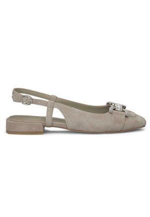 Des ballerines à talon fermé en suède beige clair avec un bout pointu, une boucle décorative en argent et un petit talon carré. Des découpes sur les côtés ajoutent du détail.