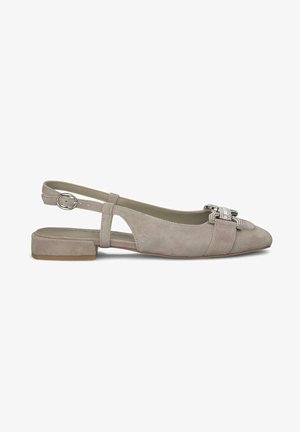Des ballerines à talon fermé en suède beige clair avec un bout pointu, une boucle décorative en argent et un petit talon carré. Des découpes sur les côtés ajoutent du détail.