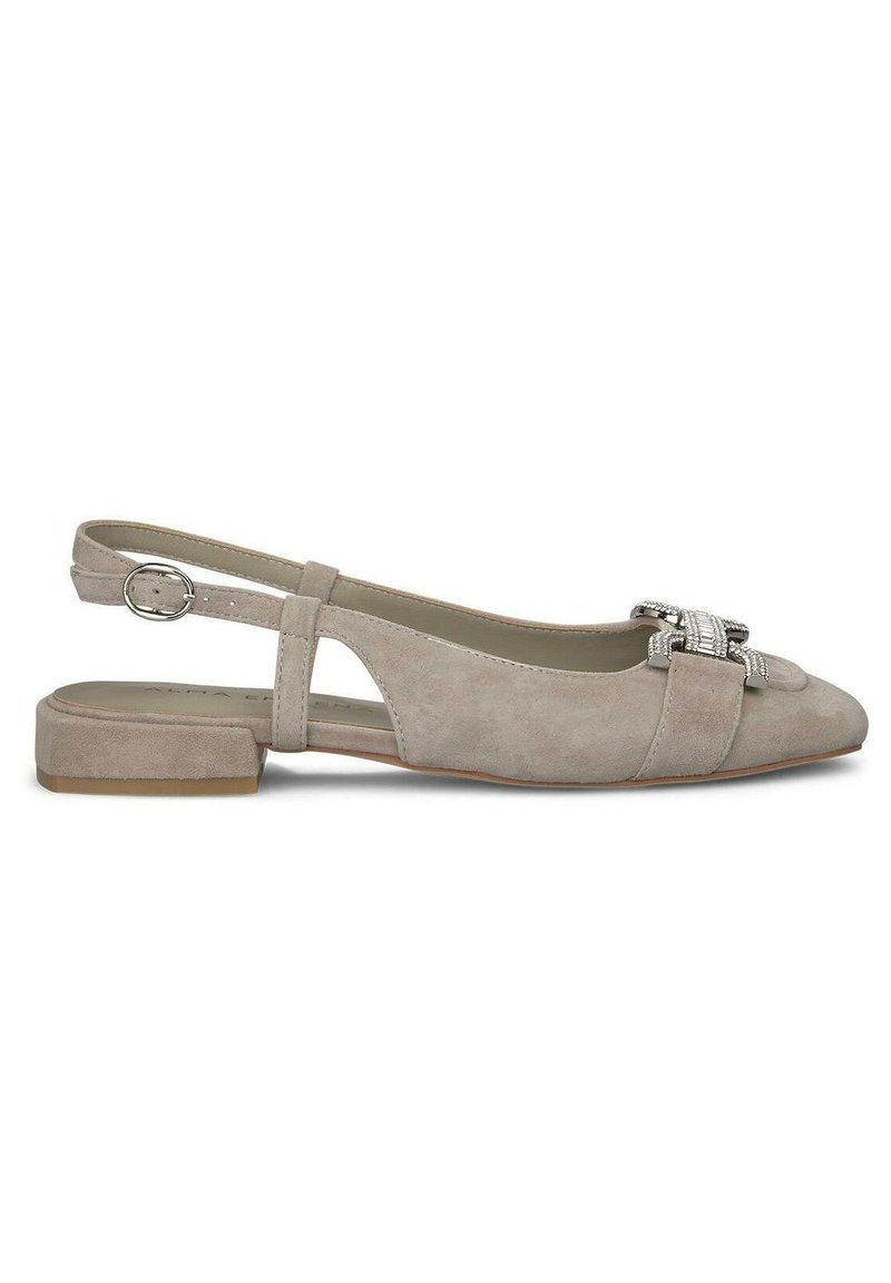 Ballerine slingback in suede beige chiaro con punta affusolata, fibbia decorativa argentata e tacco basso a blocco. Le aperture laterali aggiungono dettaglio.