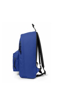 Modrý batoh s elegantním designem, vyrobený z odolné látky. Obsahuje nastavitelné černé popruhy, boční kapsu a zipové detaily.