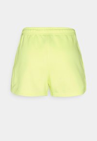 Bermudas atléticas de mezcla de algodón en color verde lima, con una cinturilla elástica y bolsillos laterales, que presentan una textura suave y un diseño casual.