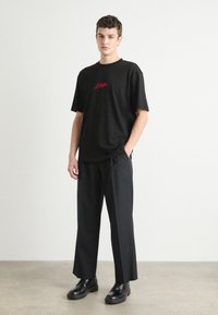 HUGO Μπλουζάκι με στάμπα - black