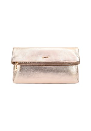 Pochette en cuir rose doré métallique avec une texture lisse, fermeture zippée et un design à rabat plié. Présente un branding minimaliste.