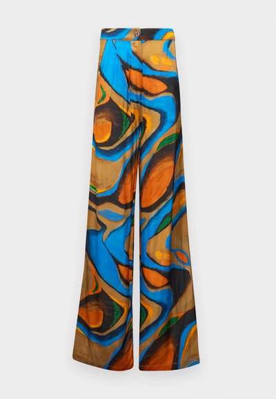 Bredde benbukser med et multicolor abstrakt mønster i blå, orange og brune nuancer. Fremstillet af et let stof med en glat tekstur.