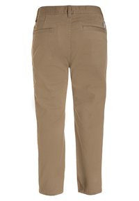 Pantalones rectos marrones mostrados desde atrás con dos bolsillos ribeteados y pasadores para cinturón sobre un fondo blanco.