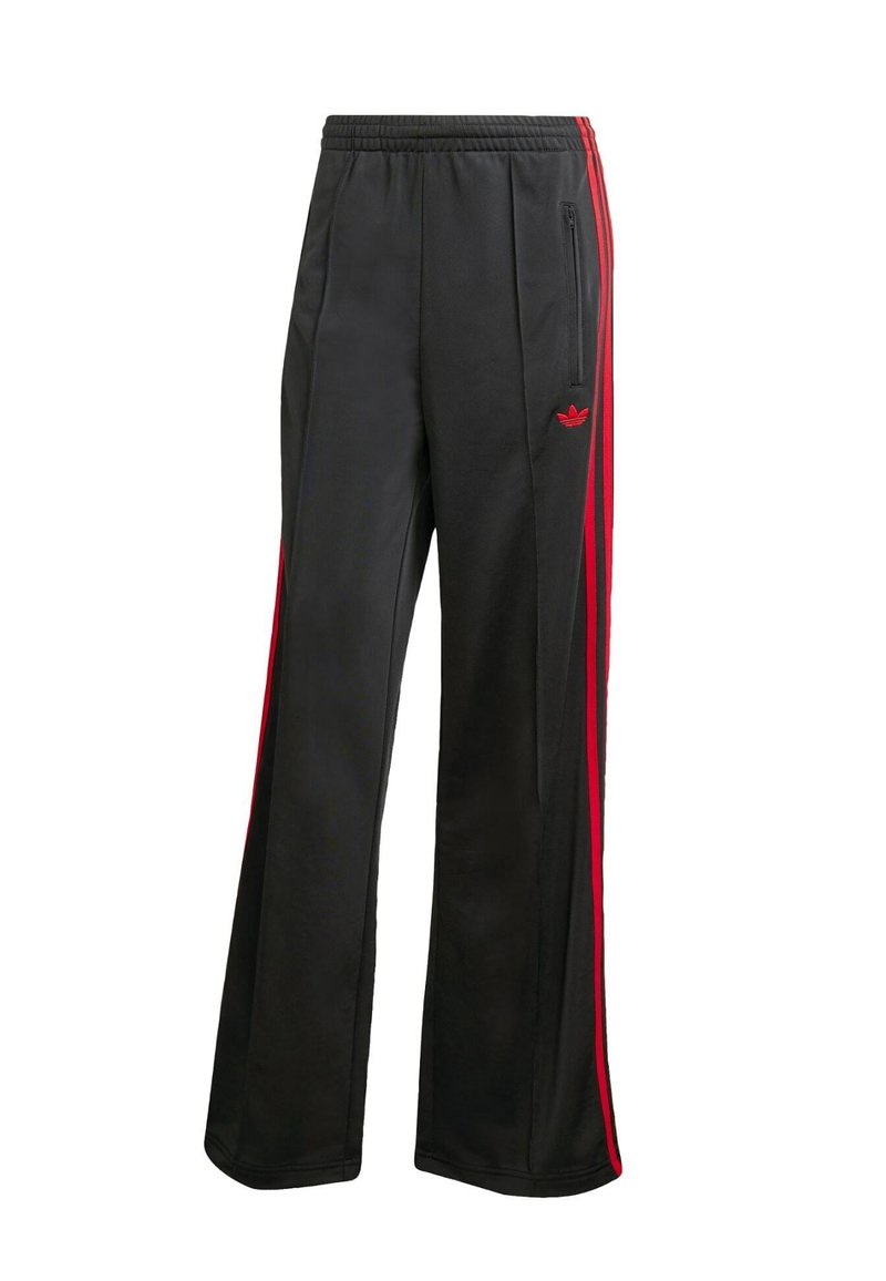 Pantalones de chándal negros con franjas rojas a lo largo de los lados, fabricados con un material ligero y suave, con una cintura elástica y bolsillos con cremallera.