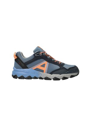 Chaussure de sport bleue et noire avec des accents orange, des lacets à motifs, un col rembourré et une semelle épaisse, robuste, bleue et noire.