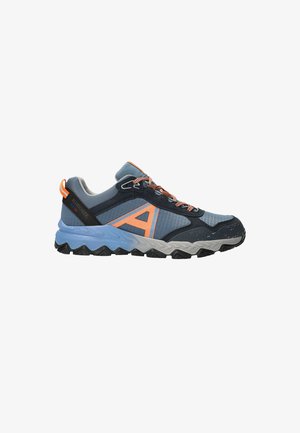 Chaussure de sport bleue et noire avec des accents orange, des lacets à motifs, un col rembourré et une semelle épaisse, robuste, bleue et noire.