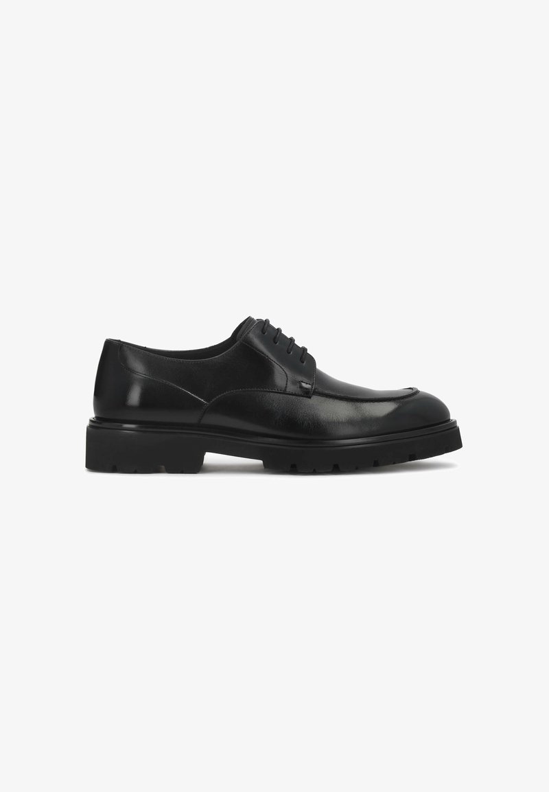 Chaussure habillée noire en cuir à lacets avec une semelle épaisse et un détail de couture le long de l’avant et des côtés, vue de profil.