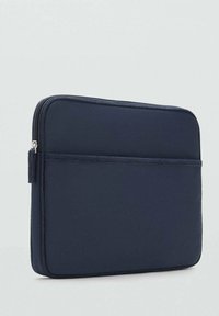 Mørkeblå neopren laptop sleeve med en glat overflade, lynlåslukning og en udvendig lomme til ekstra opbevaring. Minimalistisk design.