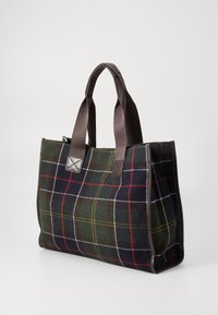 Geantă tip tote cu un model de carouri în verde închis, bleumarin și maro, având mânere largi din material maro închis și margini cu finisaj maro.