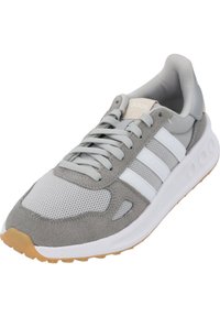 Sneaker in mesh e suede grigi con strisce e lacci bianchi, dotato di un design testurizzato, collo imbottito e suola in gomma naturale.