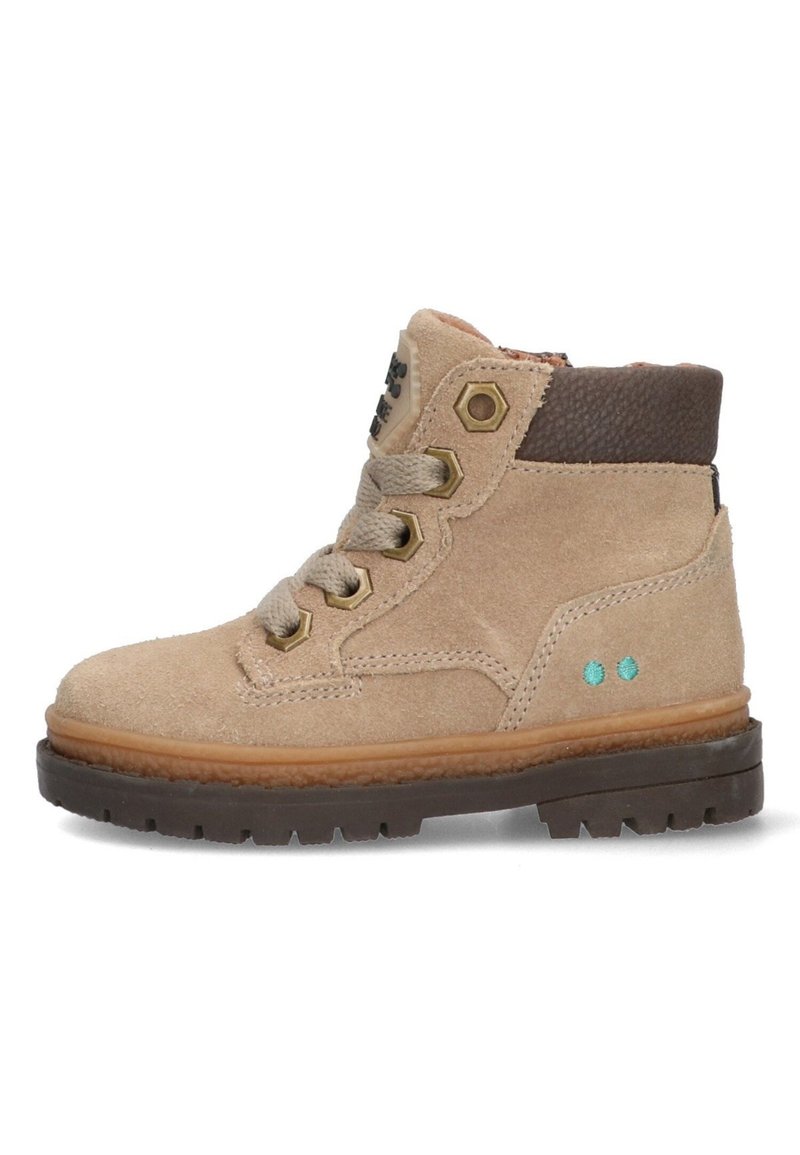 Stivale ankle in suede beige con dettagli in pelle marrone, occhielli dorati e punti turchesi. Presenta una suola texturizzata per una migliore aderenza.