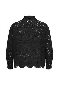 Čierna dlhá blúzka s dierkovanými vzormi tvorí oblúkové a kvetinové motívy, zobrazená zozadu.