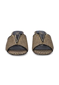Sandalias de slide tejidas en negro y beige con punta abierta, acento en forma de V y plantilla negra suave. Parte superior texturizada y diseño de suela plana.