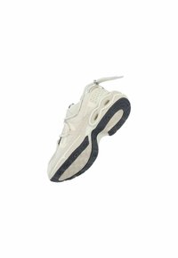 Jasnobeżowe sneakersy z siateczki i materiału syntetycznego, o zaokrąglonym kształcie, czarnej gumowej podeszwie, systemie sznurowania oraz wyraźnych detalach amortyzacyjnych.