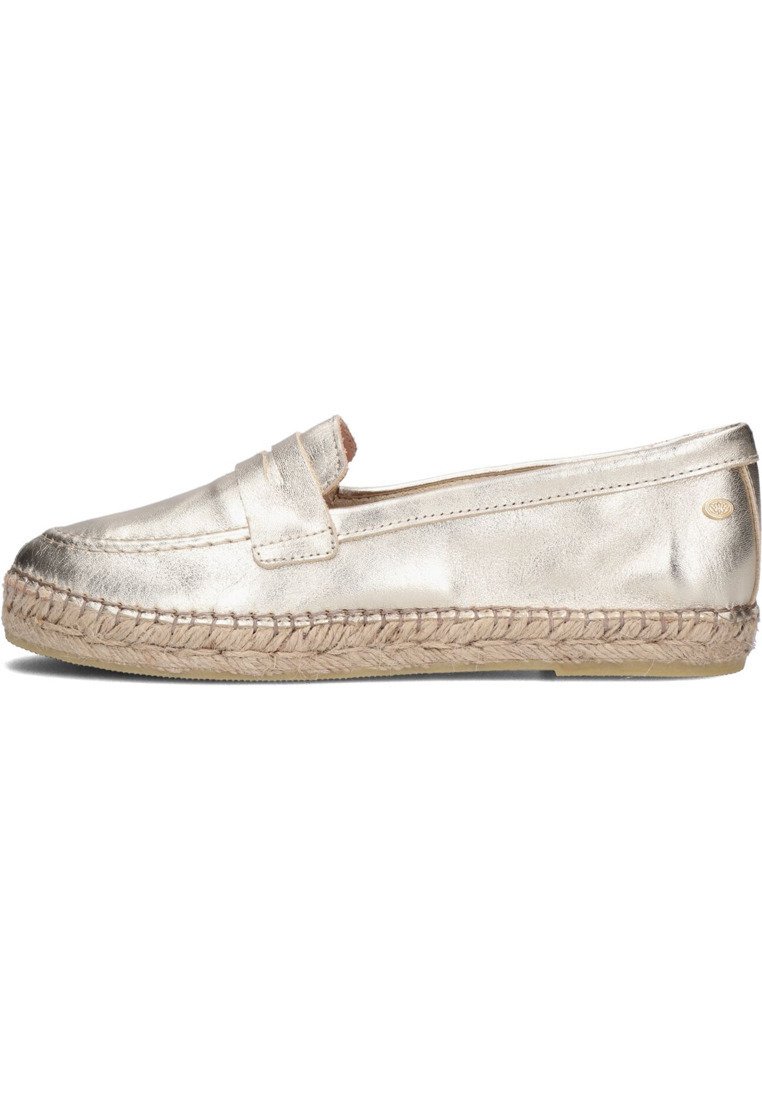 Metallische gouden espadrille met instapontwerp. Heeft een geweven jute zool en een bovenwerk van glad leer. Subtiele stiksels langs de randen.