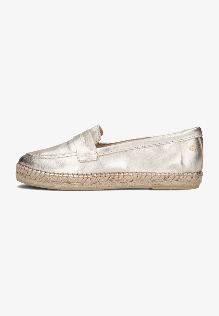 Metallische gouden espadrille met instapontwerp. Heeft een geweven jute zool en een bovenwerk van glad leer. Subtiele stiksels langs de randen.