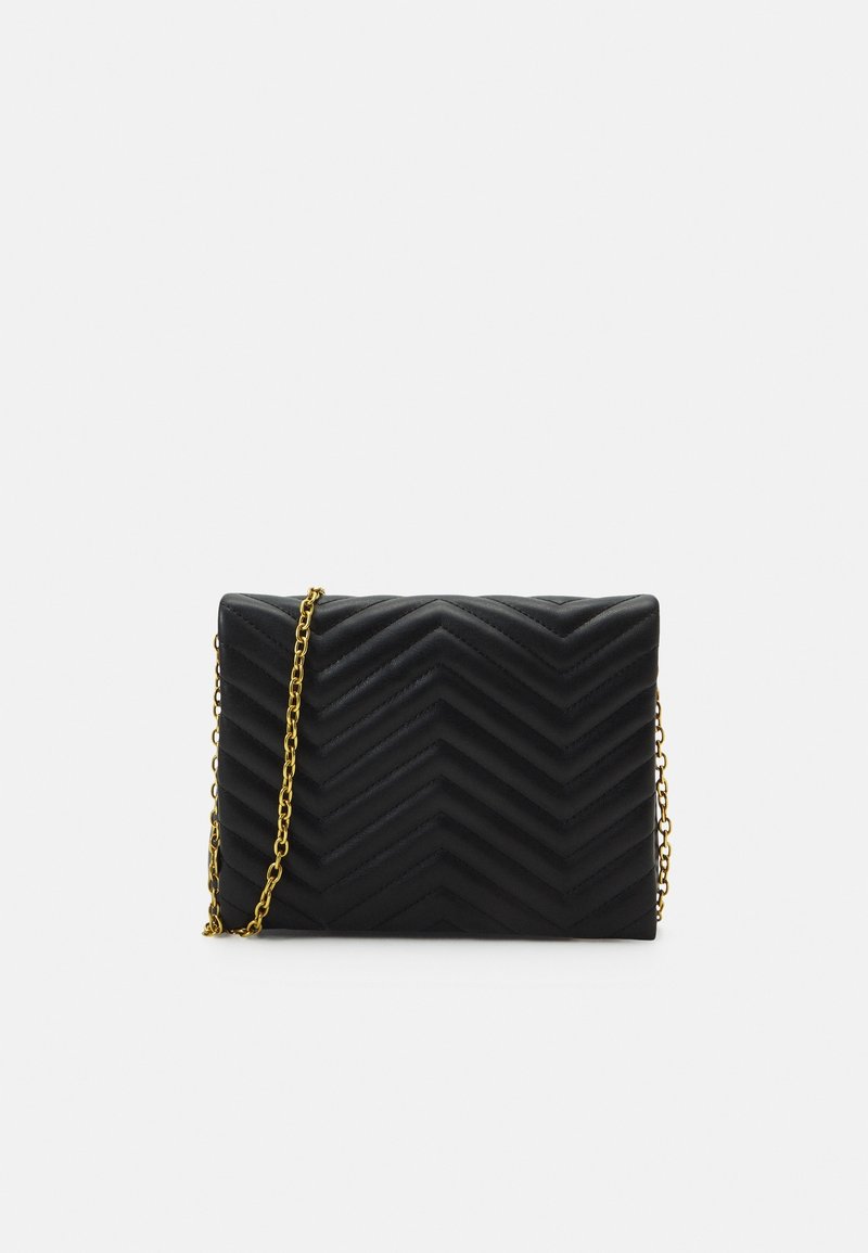 Sac à main en cuir noir avec un motif chevron, doté d'une bandoulière chaîne dorée. Forme rectangulaire avec une texture matelassée.