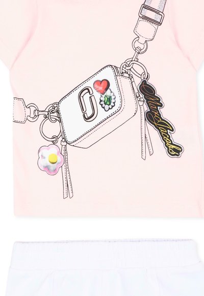 Chemise rose avec un sac bandoulière blanc imprimé, orné d'un cœur rouge, d'une pierre verte, d'une fleur blanche, d'un porte-clés fleur et d'une étiquette « Marc Jacobs ».