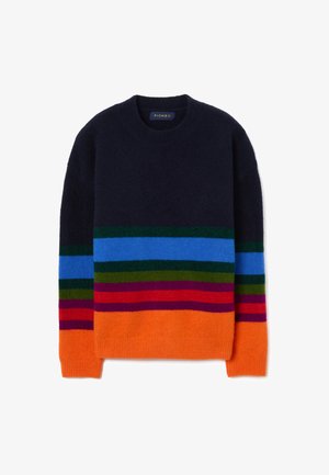 Jersey azul marino con cuello redondo; presenta rayas horizontales multicolores en verde, azul, rojo, púrpura y naranja en el dobladillo y los puños.