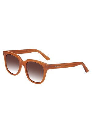 Gafas de sol de gradiente marrón con montura cuadrada de gran tamaño. Hechas de plástico con un acabado brillante. Presenta pequeños acentos metálicos en la parte frontal.