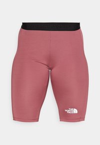 Różowe, dopasowane spodenki sportowe z czarnym pasem w talii, na którym znajduje się biały logo "The North Face" z przodu lewej nogawki. Gładki, elastyczny materiał.